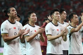 包含射击小组赛焦点战：东海麒麟队翻盘北城旋风队，外线火力全开。高压逼抢成功的词条