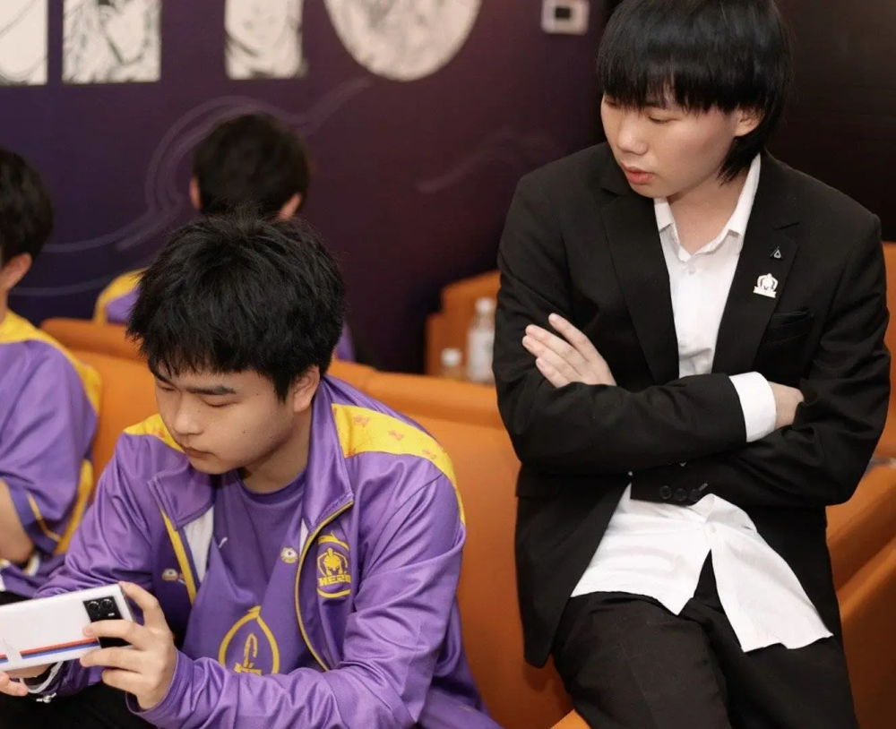 穆古鲁扎回归赛场，势不可挡首场状态亮眼，DWG观众沸腾！的简单介绍